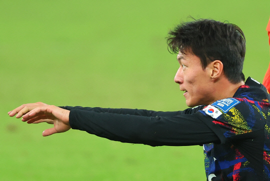 21일 중국 선전 유니버시아드 스포츠센터에서 열린 2026 북중미 월드컵 아시아 2차 예선 한국과 중국의 경기. 대표팀 황의조가 중국 수비 파울에 넘어진 뒤 일어서고 있다.   [연합뉴스]